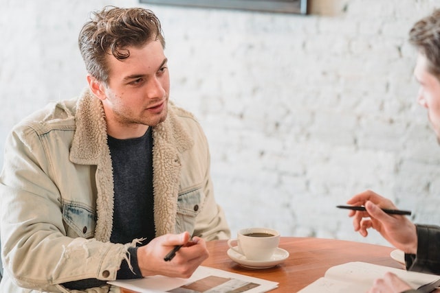 Peut-on refuser de former un collègue au travail ?