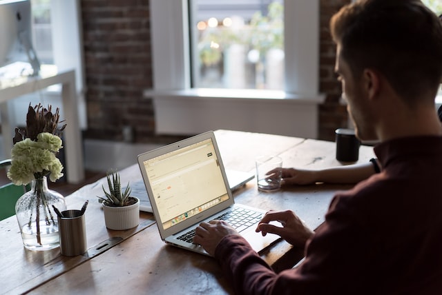 3 meilleures étapes pour se venger d’un collègue au travail